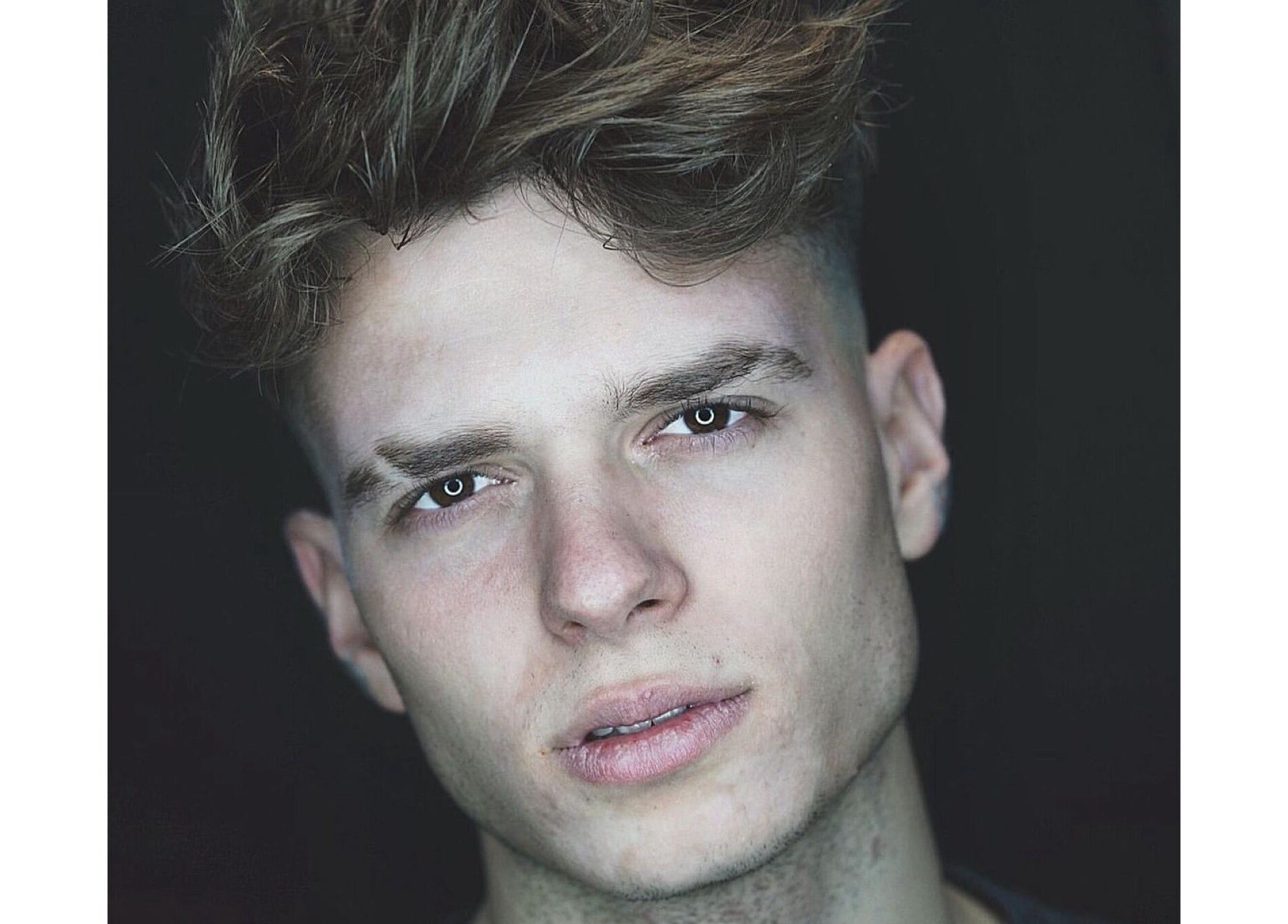 Μοντέρνο ανδρικό κούρεμα στο Just Men Coiffure, Βέροια, GR. Ιδανικό για κομψή εμφάνιση.