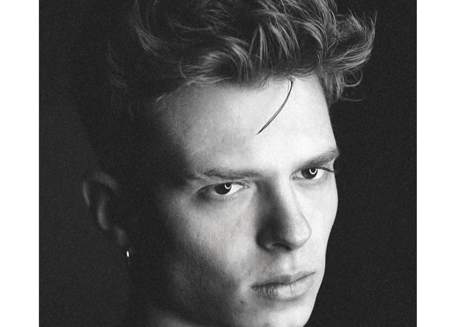 Ανδρικό πορτρέτο στο Just Men Coiffure, Βέροια, GR με στυλάτο χτένισμα.