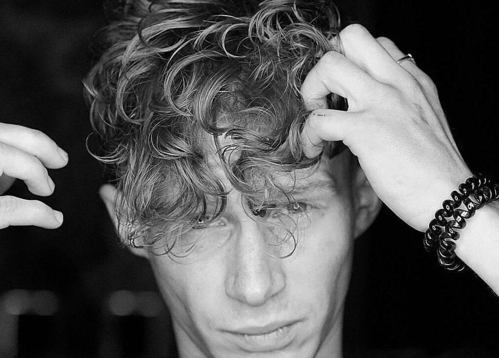 Άντρας με μοντέρνο χτένισμα στο Just Men Coiffure, Βέροια, GR.