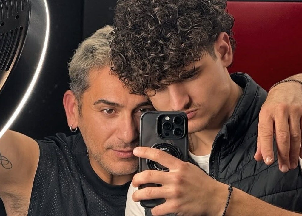 Δύο άντρες σε φωτογραφία selfie στον χώρο του Just Men Coiffure, Βέροια, GR.