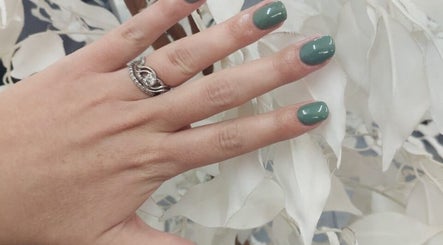 Manicured hand with emerald nails at Black and Purple Pride of Royalty at Hair Design Salon, Roodepoort, Gauteng, ZA.