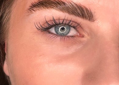 Close-up of a well-groomed eye showcasing expert lash work at Selfie Lounge, London, England, GB.