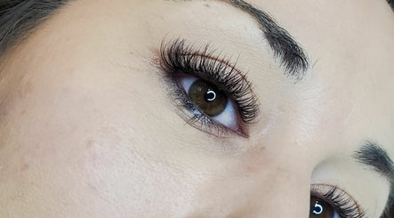Lux Lashes image 2