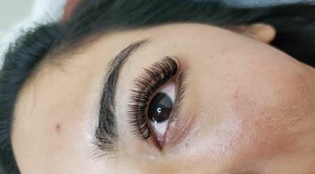 Lux Lashes image 3