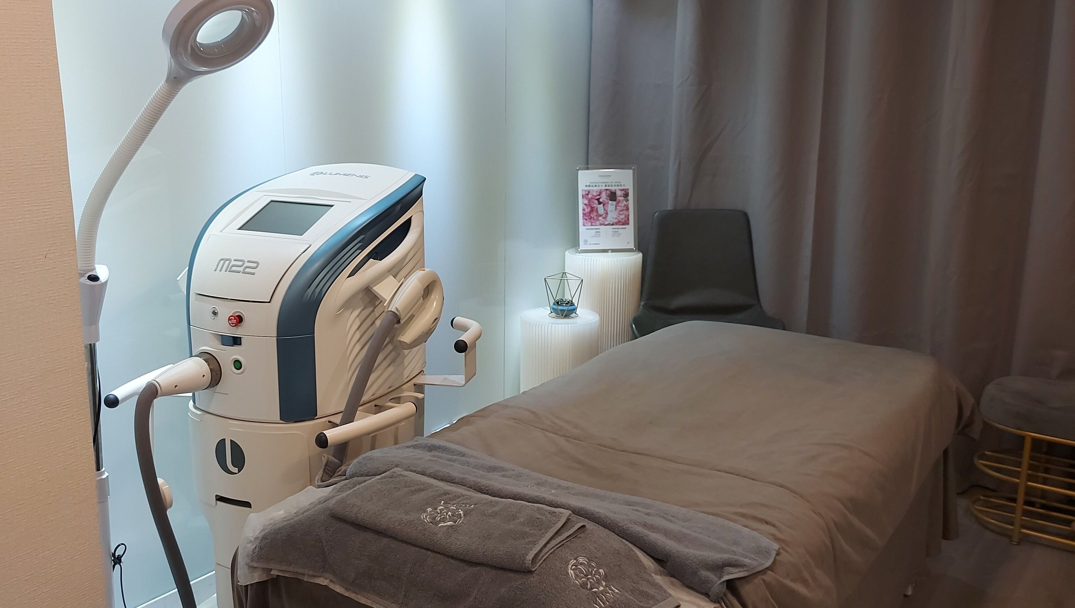 Calm, modern treatment room at Mima Skin at TST, 尖沙咀多福大廈2樓A室, HK with advanced machinery.