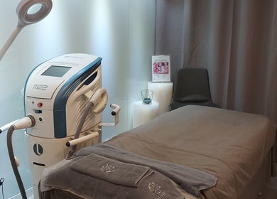 Calm, modern treatment room at Mima Skin at TST, 尖沙咀多福大廈2樓A室, HK with advanced machinery.
