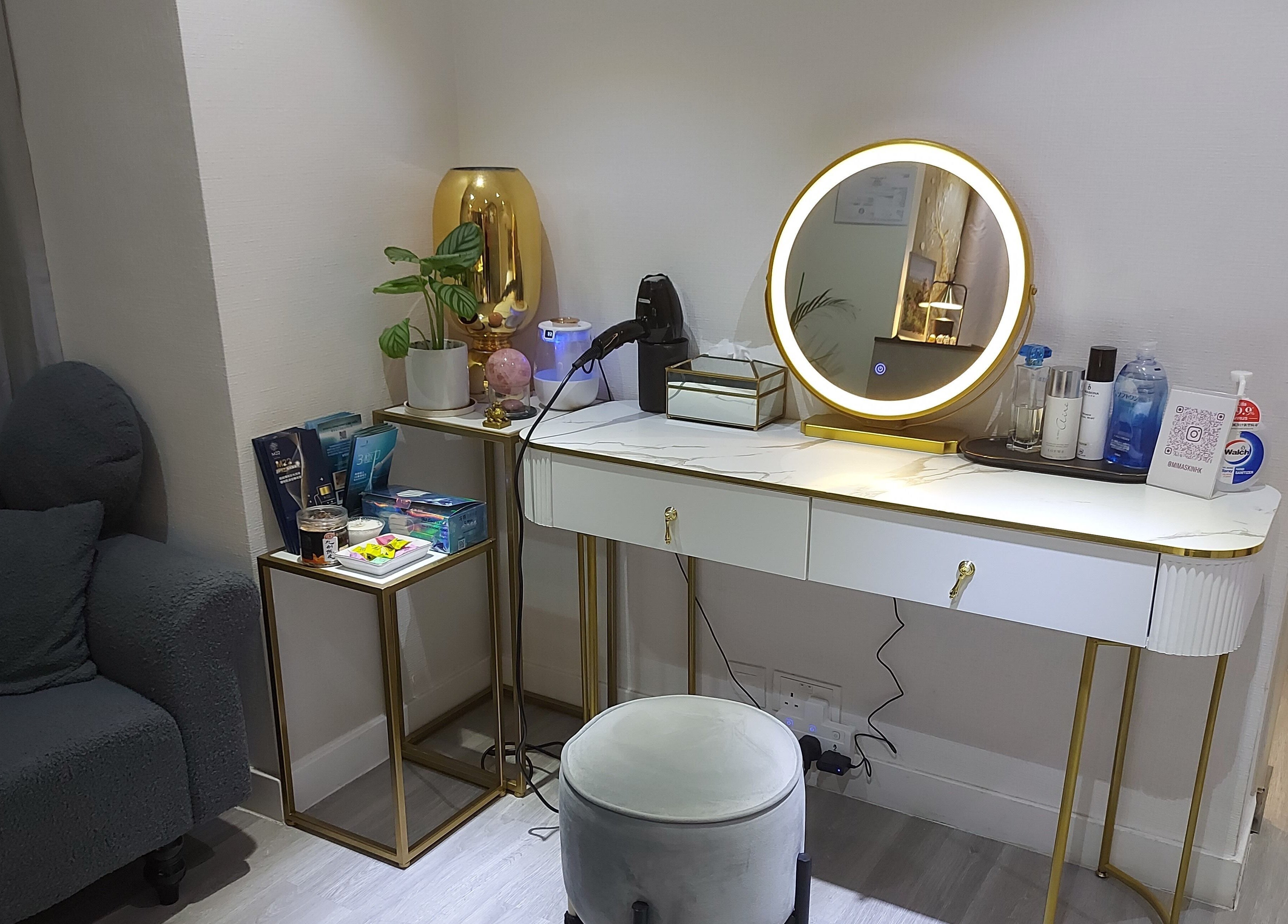 A chic vanity at Mima Skin at TST, 尖沙咀多福大廈2樓A室, HK, featuring a mirror, stool, and beauty products.