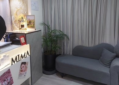 Relaxing reception area at Mima Skin at TST, 尖沙咀多福大廈2樓A室, HK, featuring cozy seating and decor.