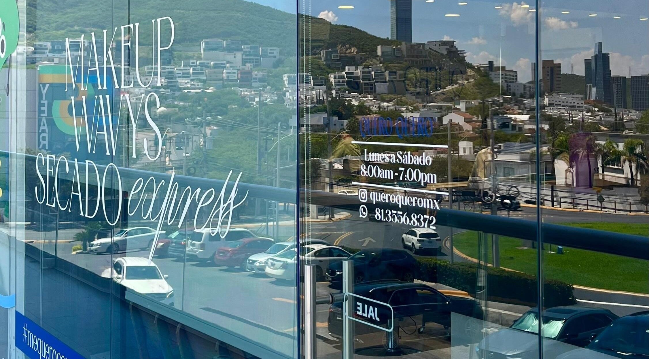 Ventana de Quero Quero COLORINES reflejando San Pedro Garza García, Nuevo León, MX.