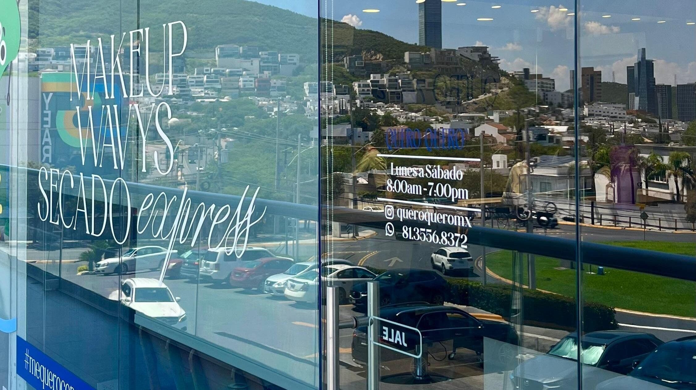 Ventana de Quero Quero COLORINES reflejando San Pedro Garza García, Nuevo León, MX.