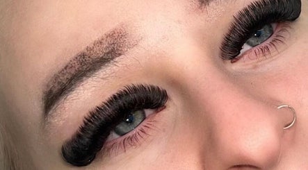 Amour Lashes by Shanelle image 3