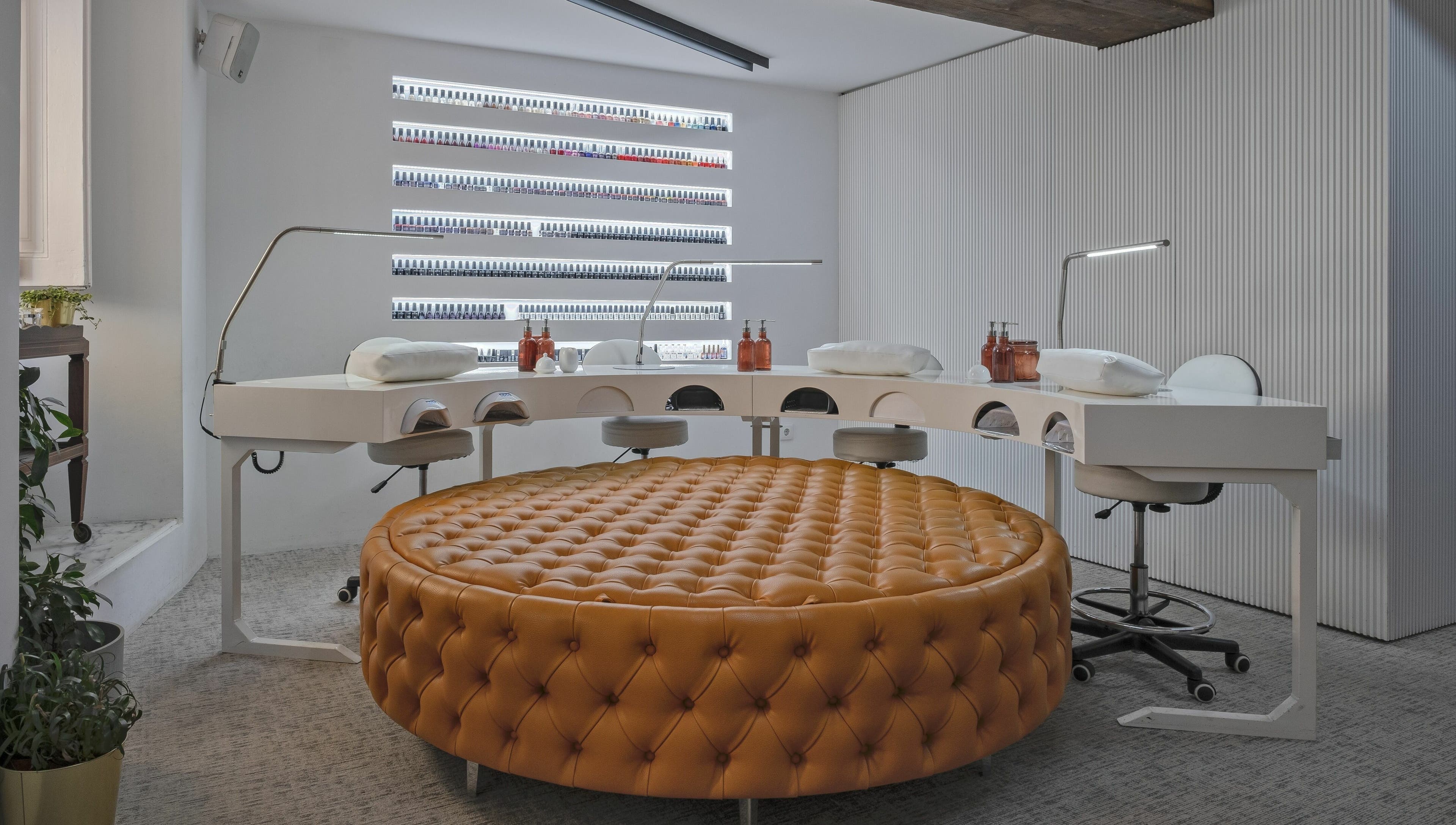 Modern nail service area at Arco a São Mamede - Dez Studio Nail & Lash Bar, Lisboa, Lisboa, PT.