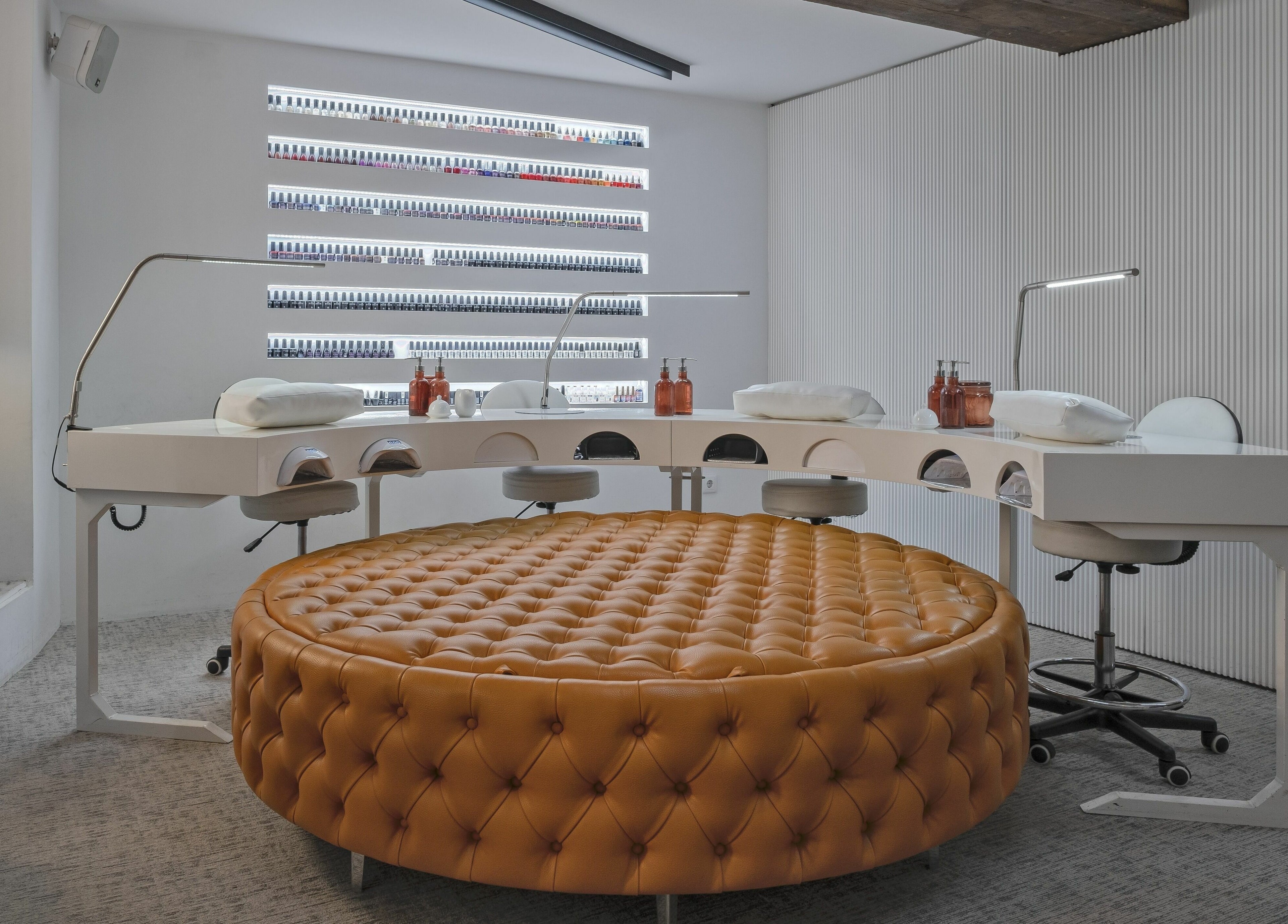 Modern nail service area at Arco a São Mamede - Dez Studio Nail & Lash Bar, Lisboa, Lisboa, PT.