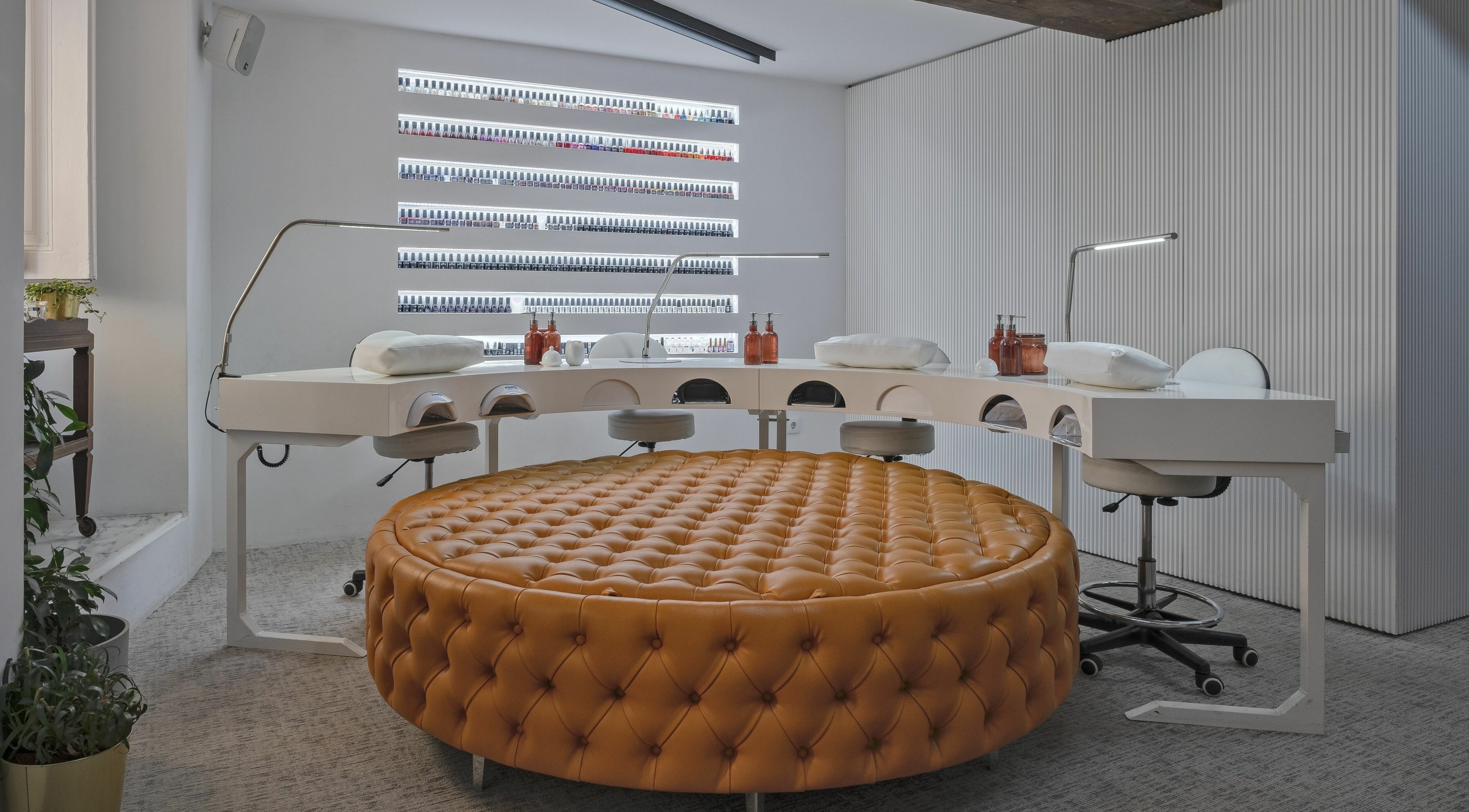 Modern nail service area at Arco a São Mamede - Dez Studio Nail & Lash Bar, Lisboa, Lisboa, PT.