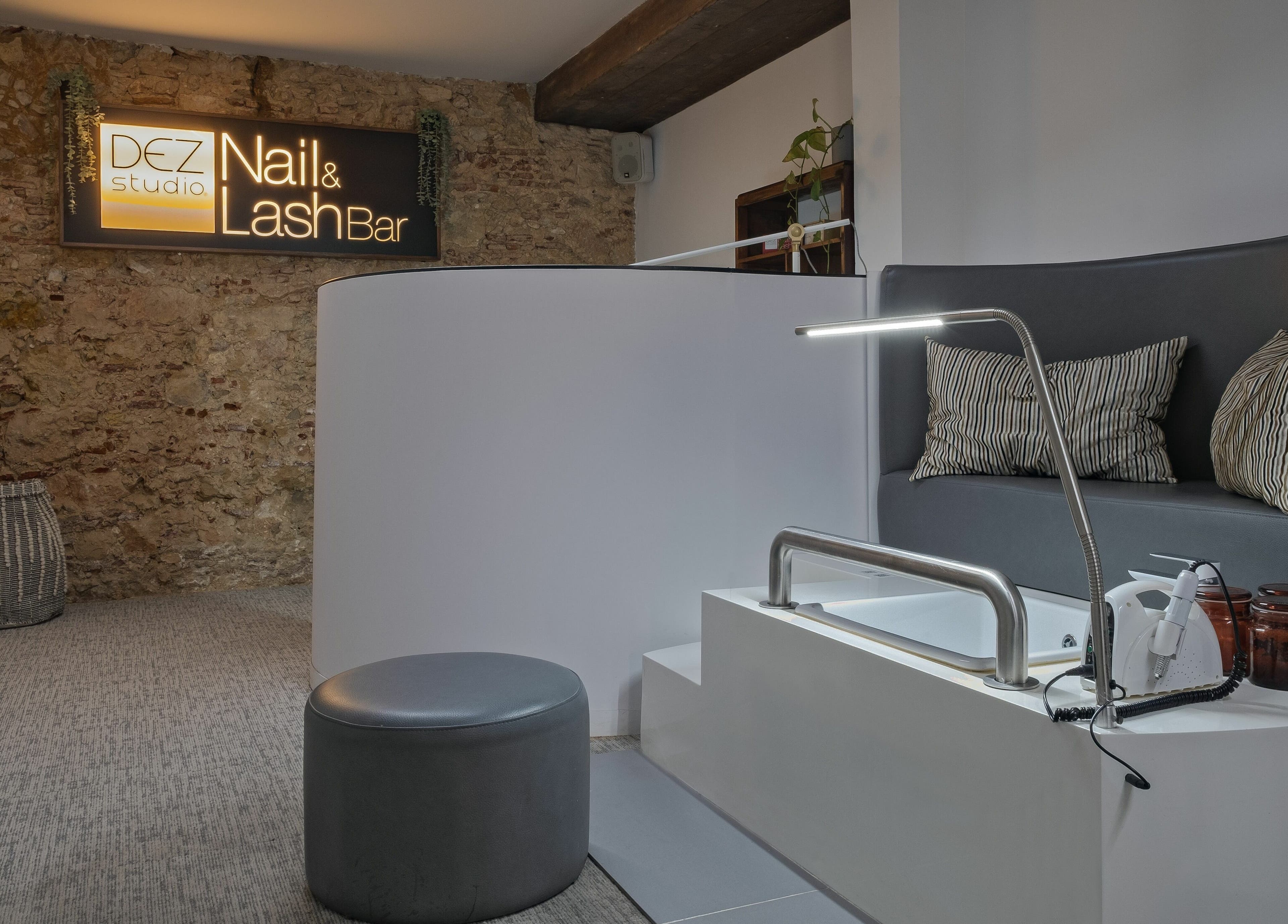 Modern pedicure area at Arco a São Mamede - Dez Studio Nail & Lash Bar in Lisboa, Lisboa, PT with cozy seating.