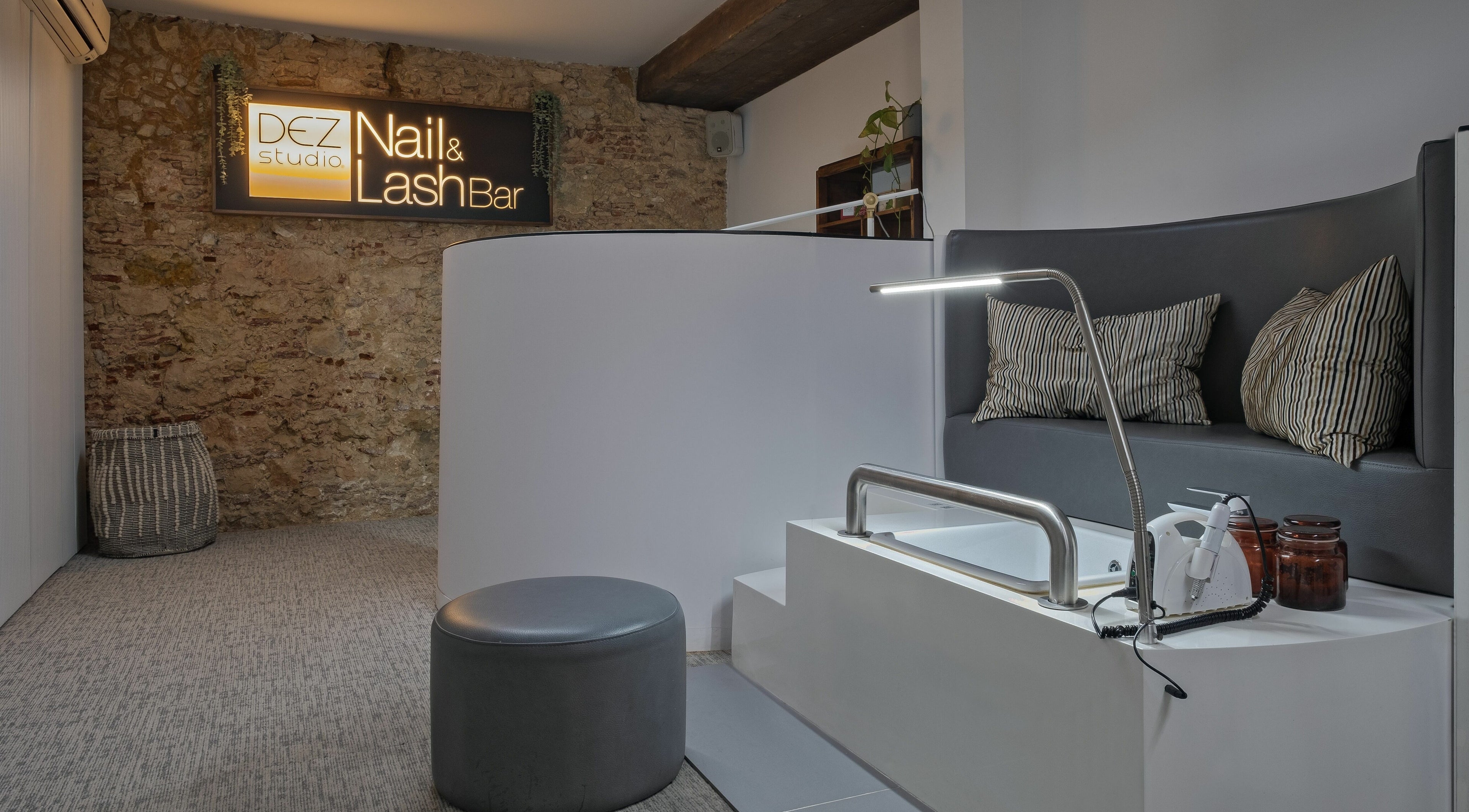 Modern pedicure area at Arco a São Mamede - Dez Studio Nail & Lash Bar in Lisboa, Lisboa, PT with cozy seating.