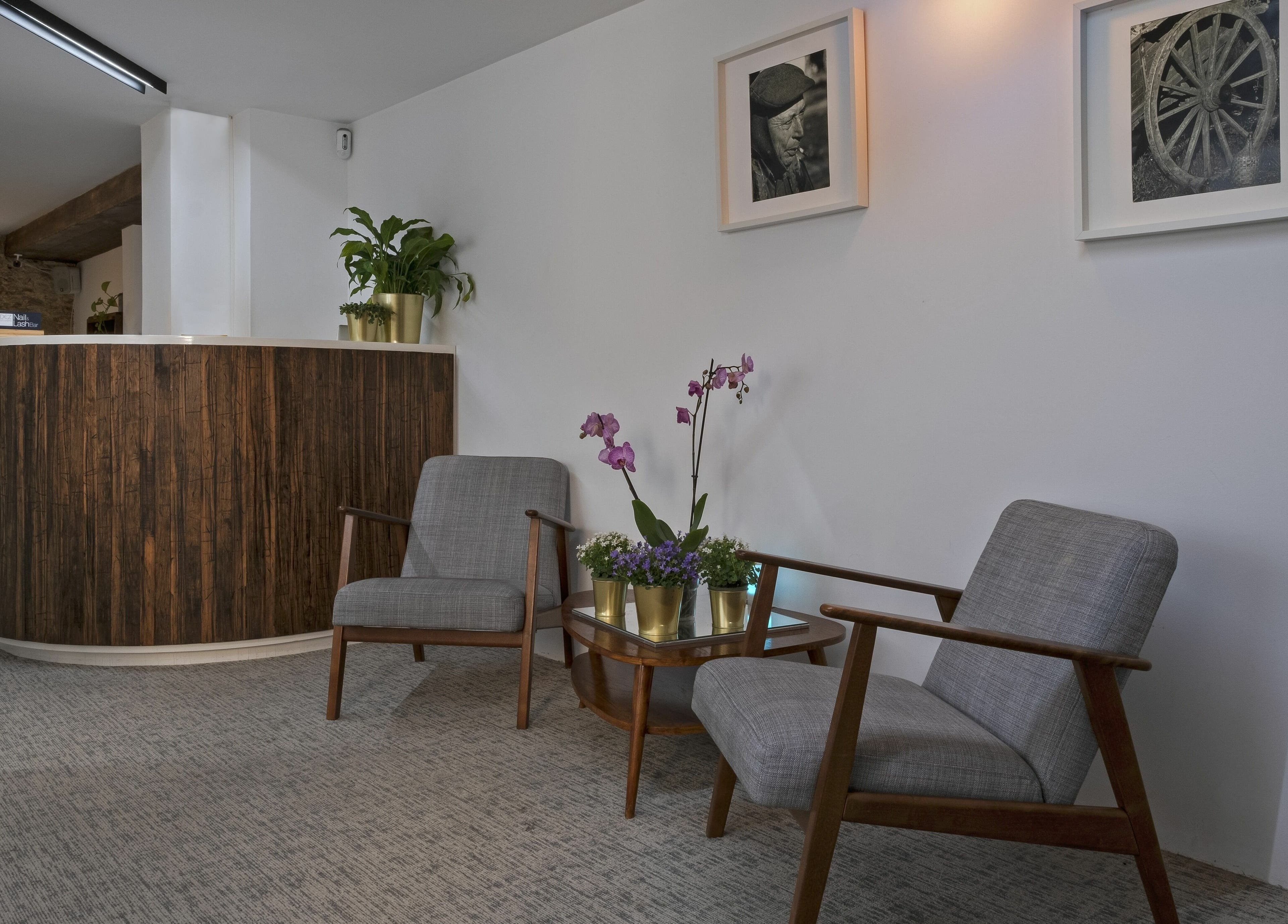 Elegant interior of Arco a São Mamede - Dez Studio Nail & Lash Bar, cozy seating in Lisboa, Lisboa, PT.