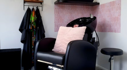 Chic Hair and Beauty Designs image 2