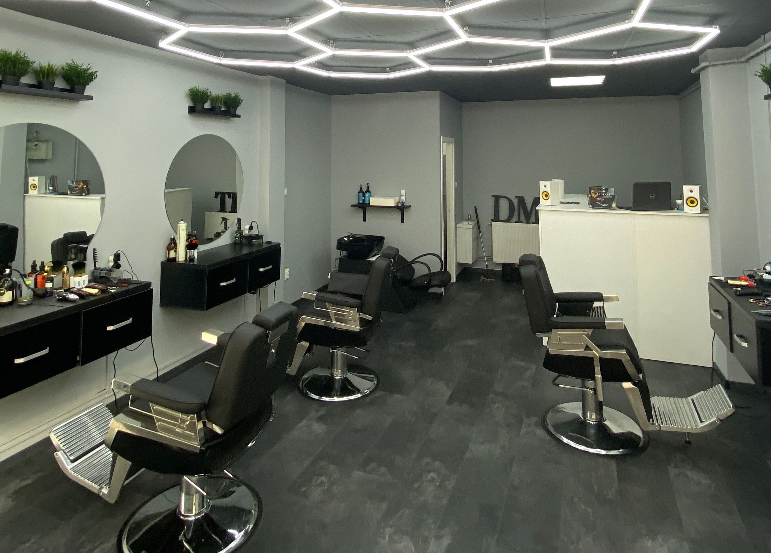 Interior modern și elegant la Damoti Barbershop, București, București, RO, cu oglinzi rotunde și scaune confortabile.