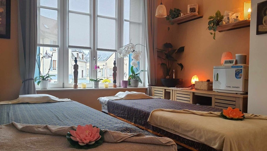 Salle de massage zen à Siam Thai Massage Chevreuse, lumière douce à Chevreuse, Île-de-france, FR.