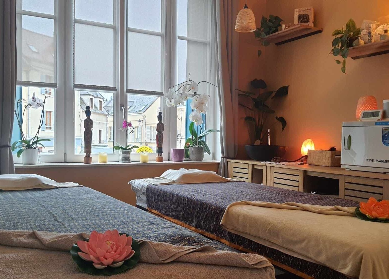 Salle de massage zen à Siam Thai Massage Chevreuse, lumière douce à Chevreuse, Île-de-france, FR.