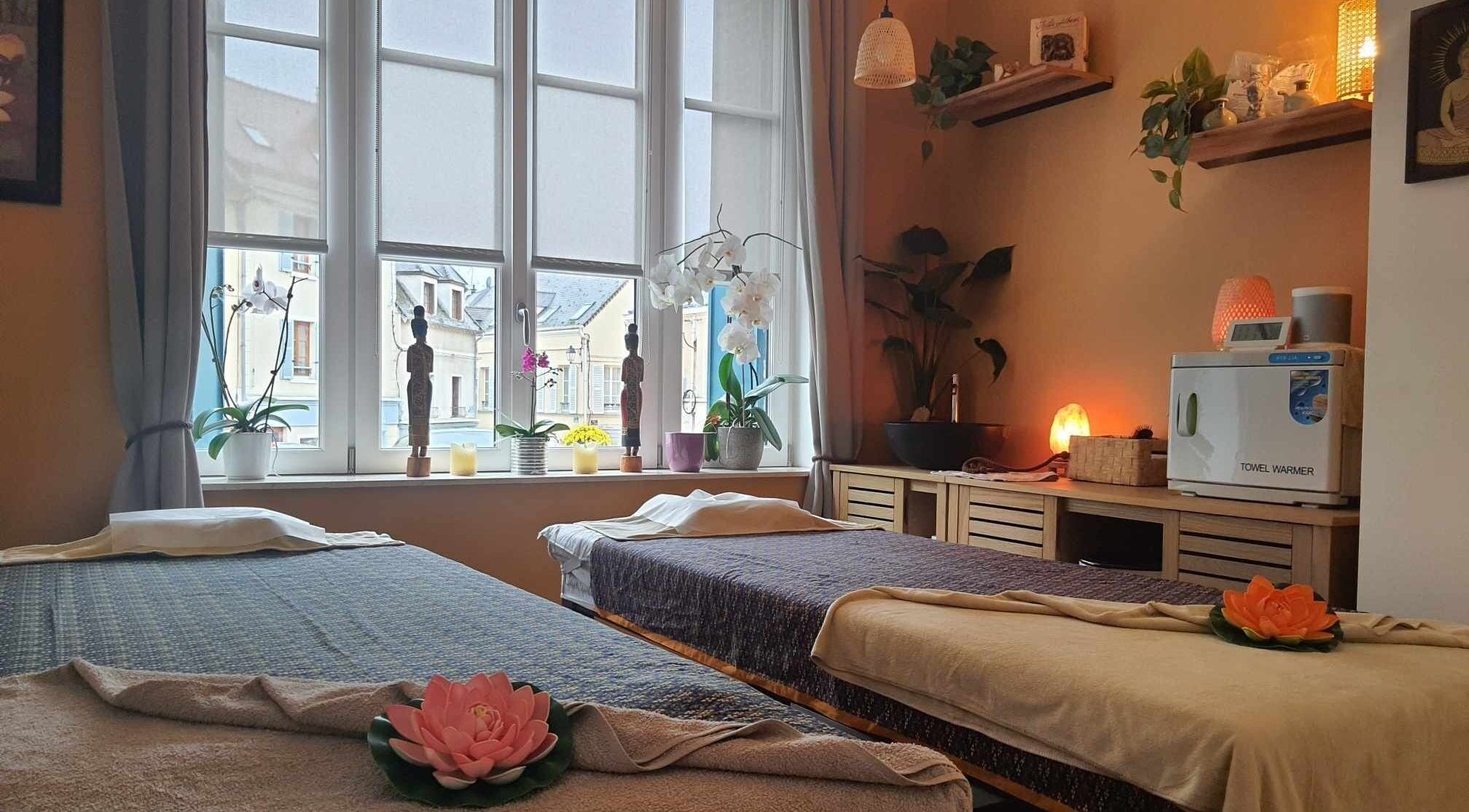 Salle de massage zen à Siam Thai Massage Chevreuse, lumière douce à Chevreuse, Île-de-france, FR.