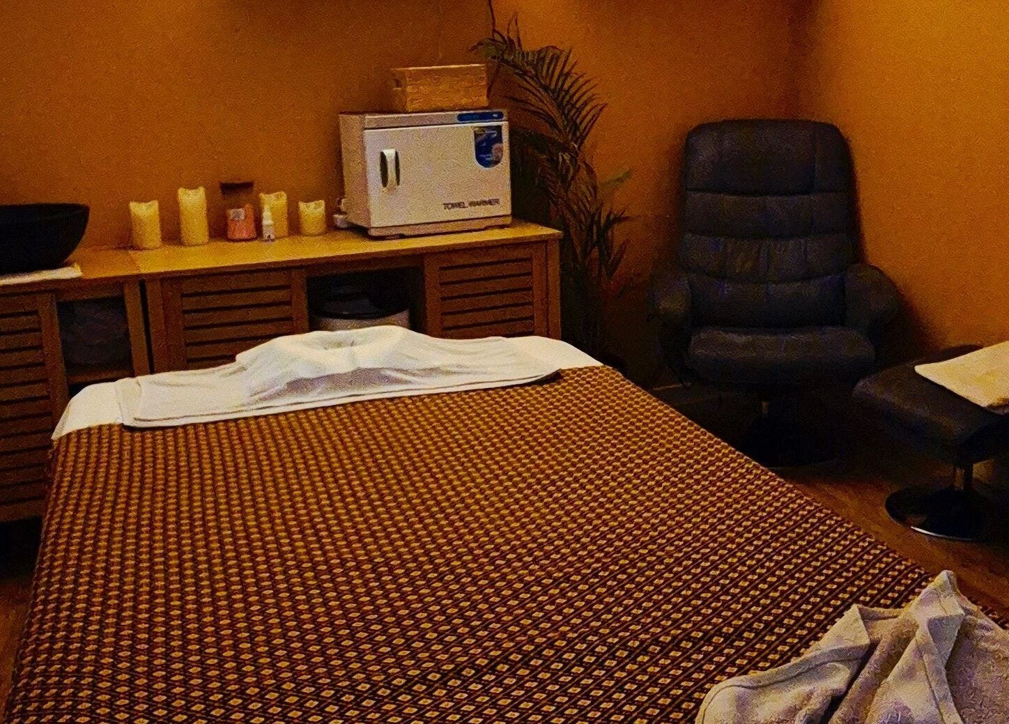 Salle massage relaxante à Siam Thai Massage Chevreuse, Chevreuse, Île-de-france, FR, avec lit et fauteuil.