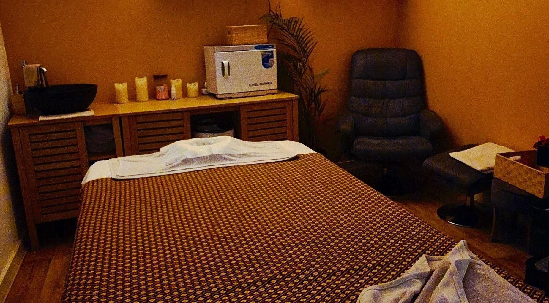 Salle massage relaxante à Siam Thai Massage Chevreuse, Chevreuse, Île-de-france, FR, avec lit et fauteuil.