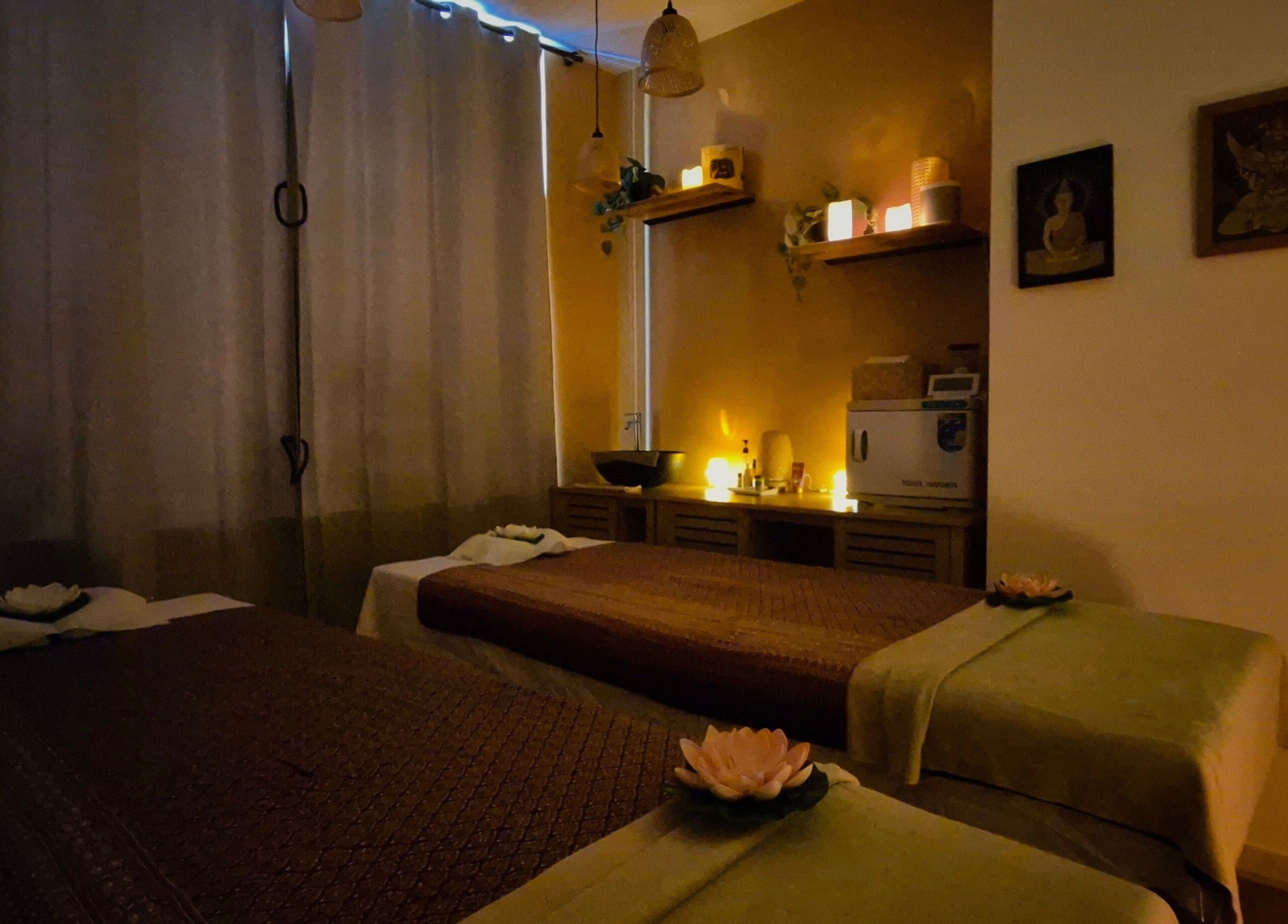 Salle de massage sereine à Siam Thai Massage Chevreuse, Chevreuse, Île-de-france, FR avec décoration apaisante.