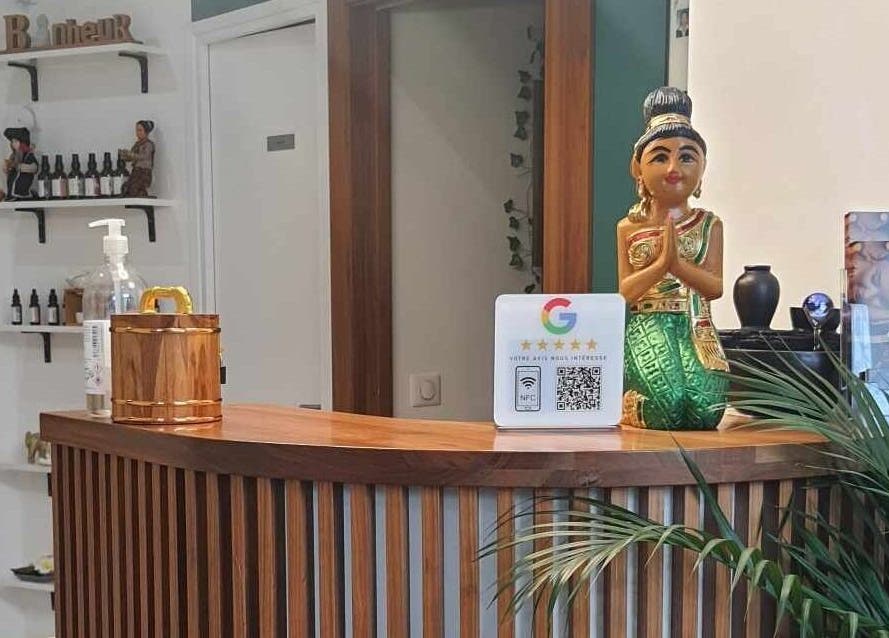 Réception paisible au Siam Thai Massage Chevreuse, Chevreuse, Île-de-France, FR. Sculptures et décoration apaisantes.