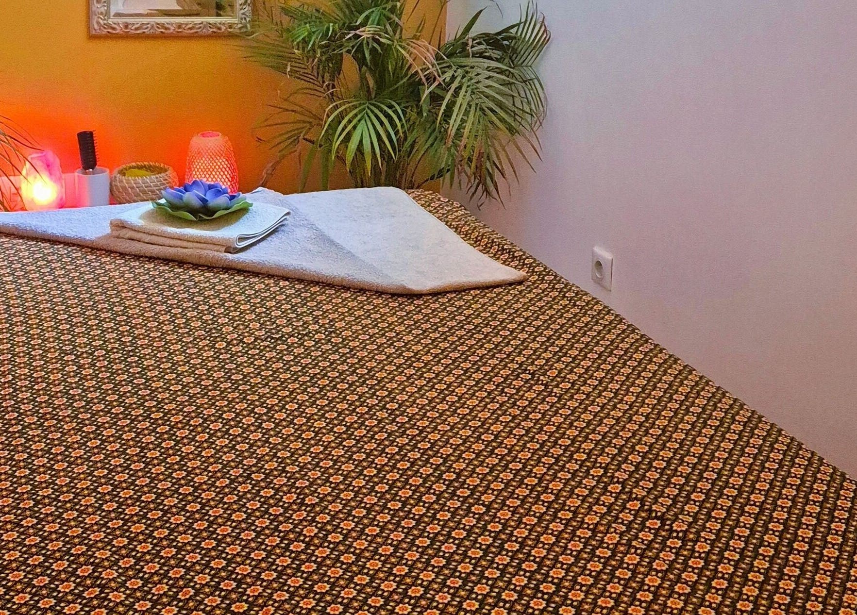 Salle chaleureuse chez Siam Thai Massage Chevreuse, Île-de-France, FR avec table de massage décorée.