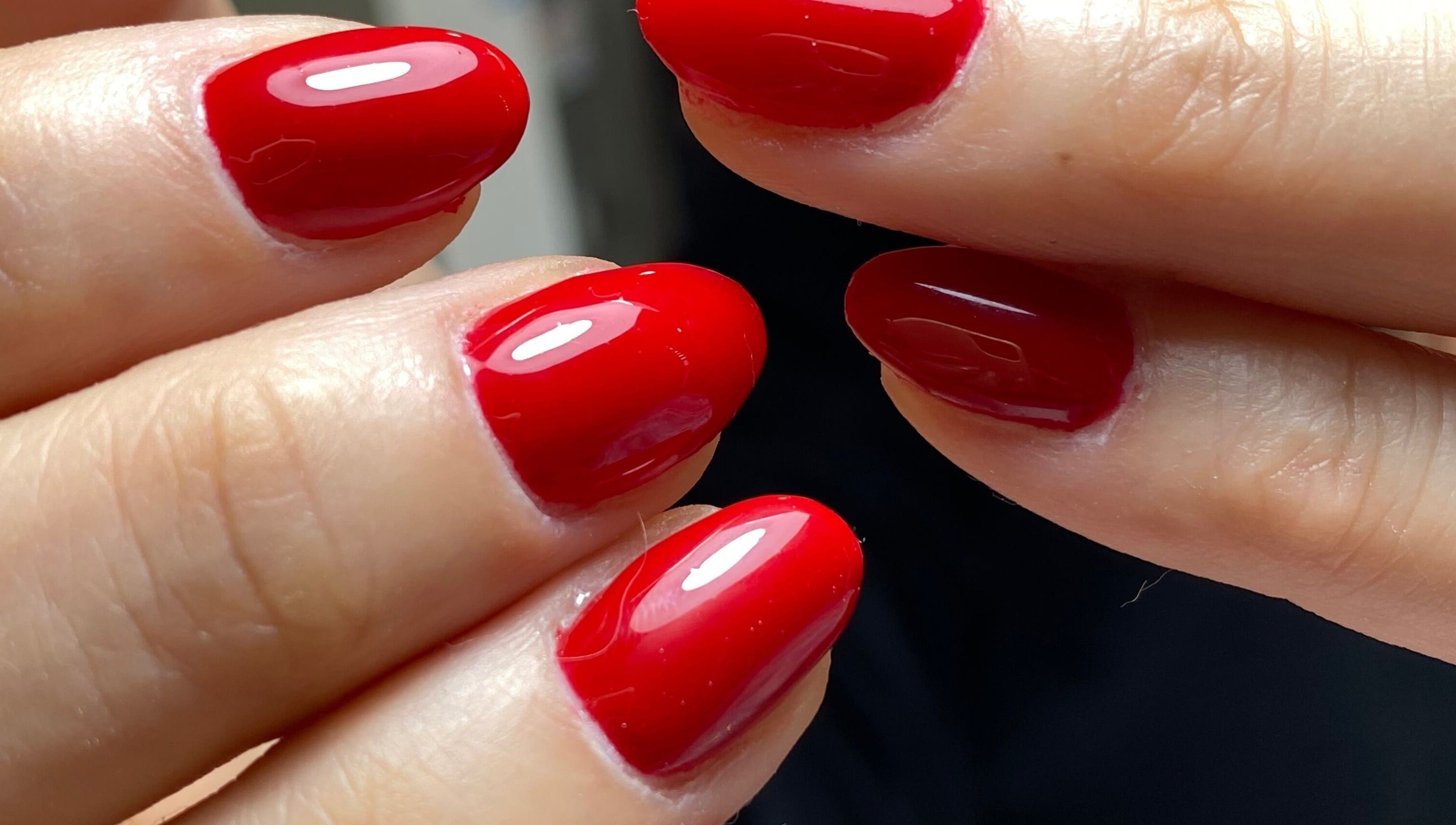 Manicura roja brillante en Belleza Traslasierra, Córdoba, Córdoba, AR.
