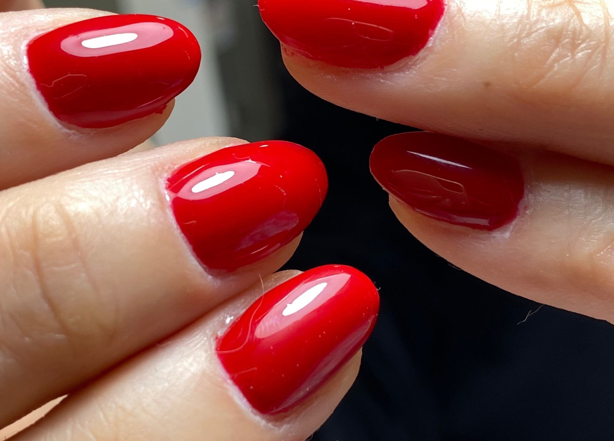 Manicura roja brillante en Belleza Traslasierra, Córdoba, Córdoba, AR.