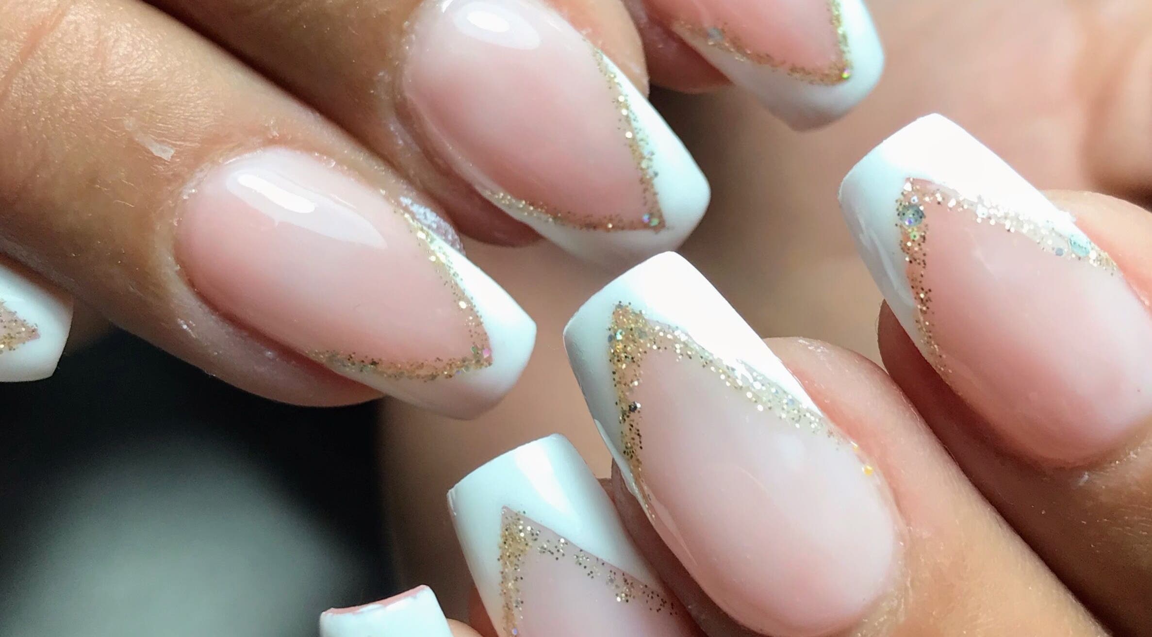 Manicura francesa elegante en Belleza Traslasierra, Córdoba, Córdoba, AR.