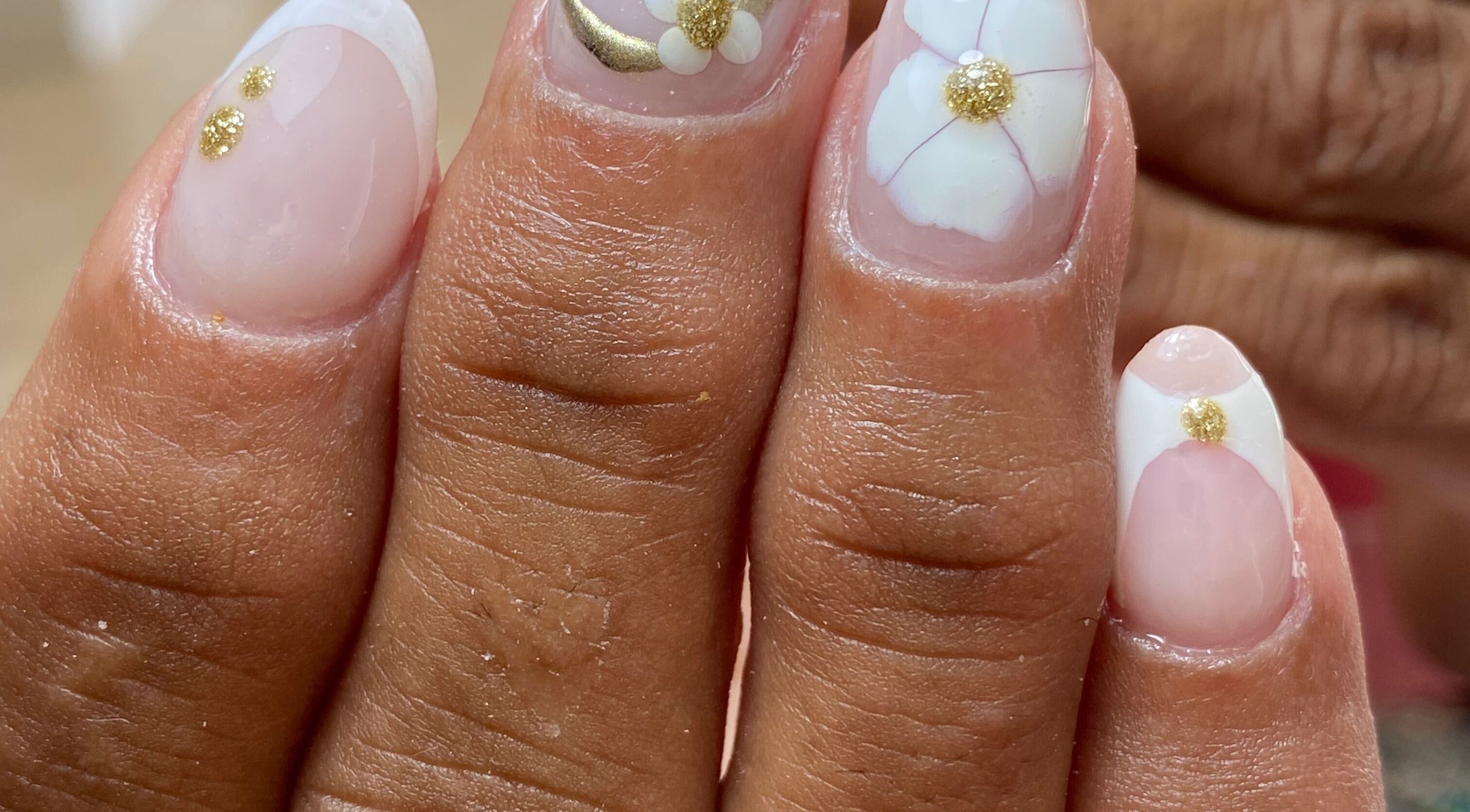 Diseño de uñas con flores doradas en Belleza Traslasierra, Córdoba, Córdoba, AR.