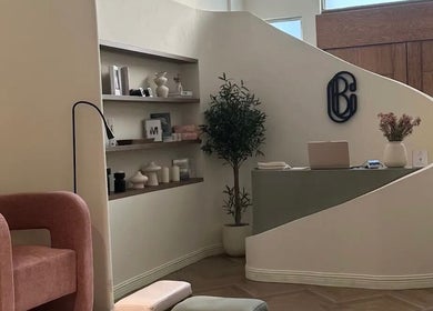 مساحة استقبال مريحة في Beauty Island Salon، الدمام، الشرقية، SA بتصميم داخلي أنيق ومفروشات عصرية.