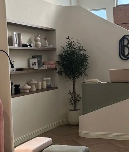 مساحة استقبال مريحة في Beauty Island Salon، الدمام، الشرقية، SA بتصميم داخلي أنيق ومفروشات عصرية.