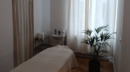 Pokój masażu w Studio Masażu Ciało W Centrum Uwagi, Warszawa, Województwo Mazowieckie, PL. Delikatne światło, roślinność.