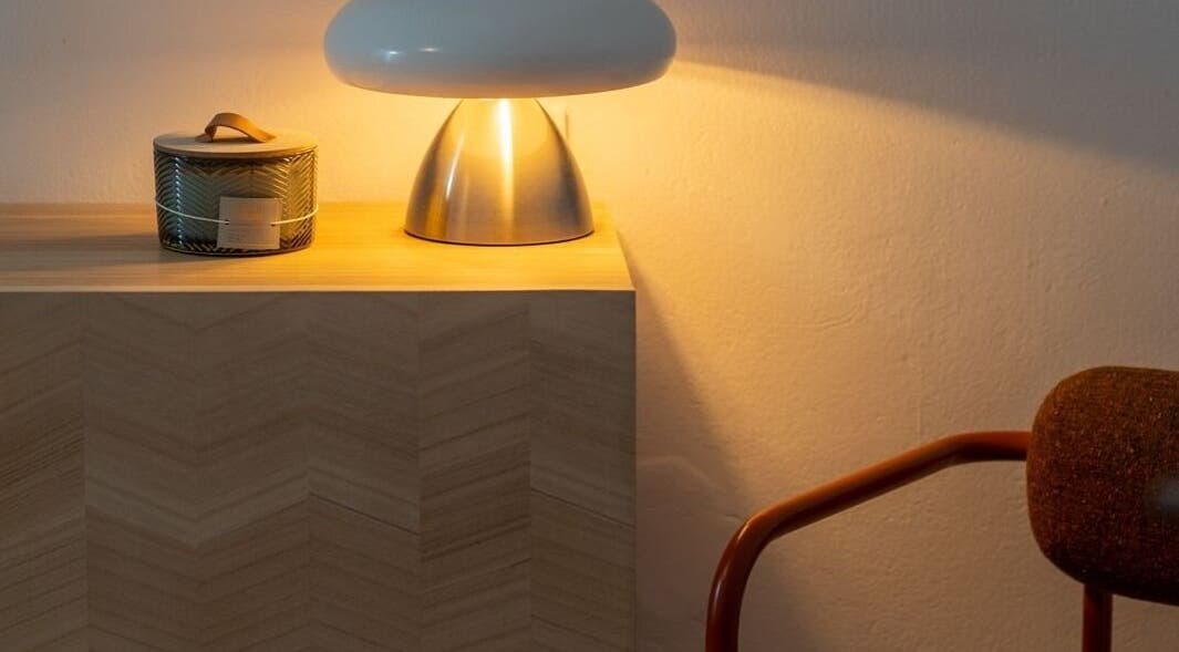 Warm-lit table lamp at Studio Masażu Ciało W Centrum Uwagi, Warszawa, Województwo Mazowieckie, PL.