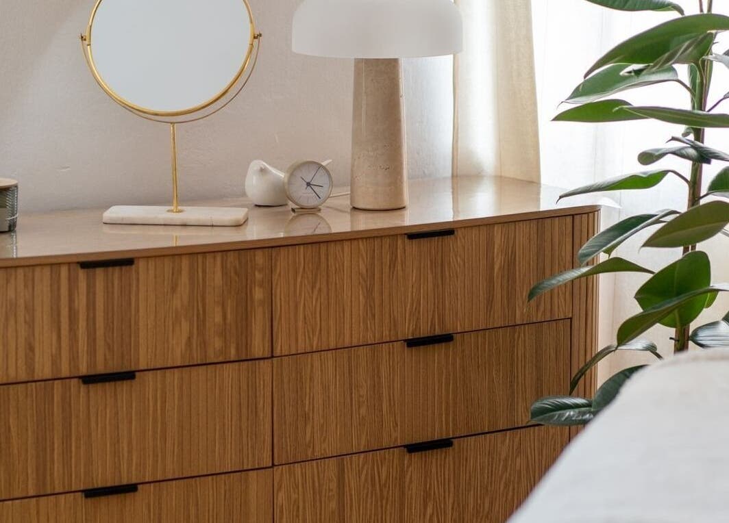 Modern dresser and plant at Studio Masażu Ciało W Centrum Uwagi, Warszawa, Województwo Mazowieckie, PL.