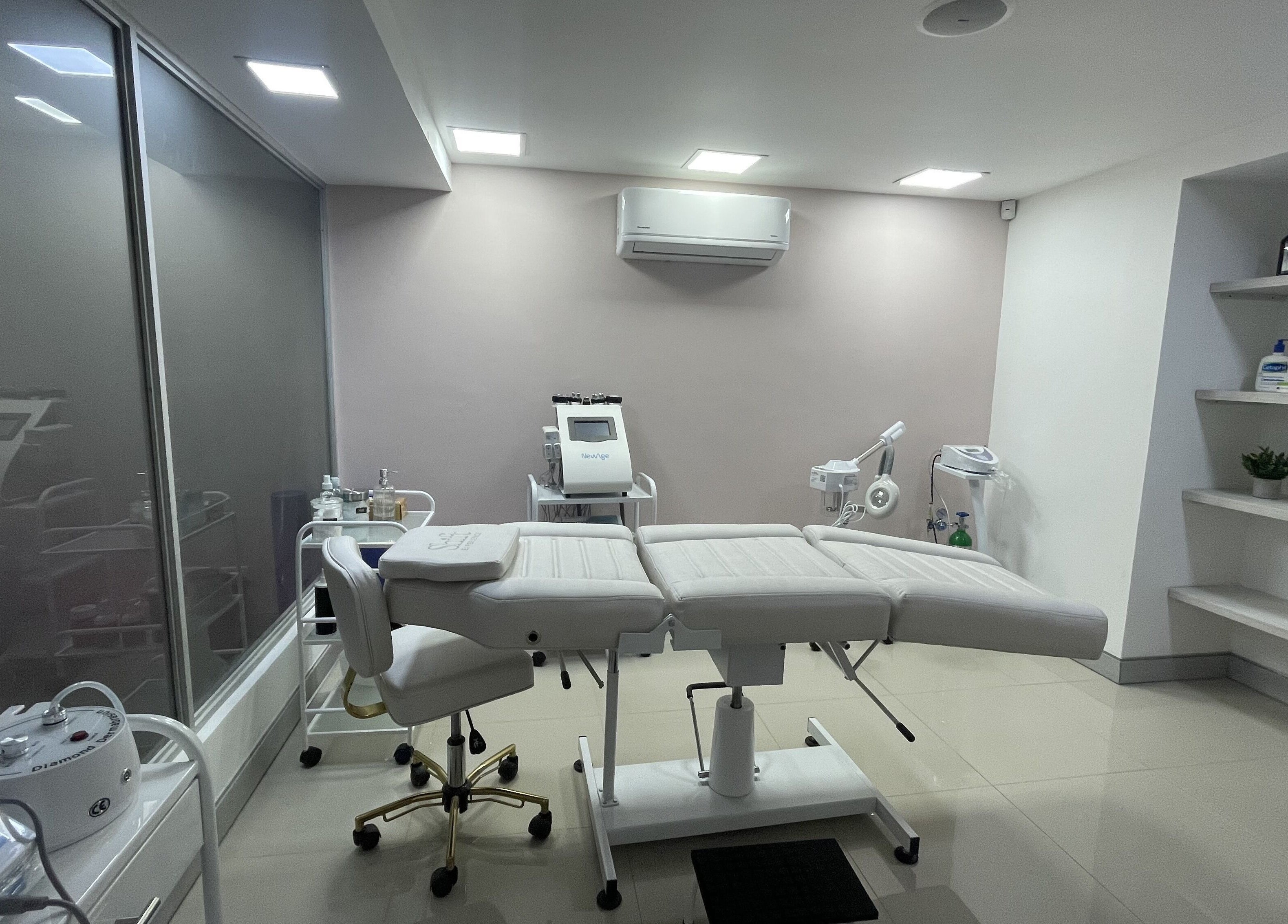 Sala de tratamientos estéticos en Shift Experience, Cali, Valle del Cauca, CO, con camilla y equipo moderno.