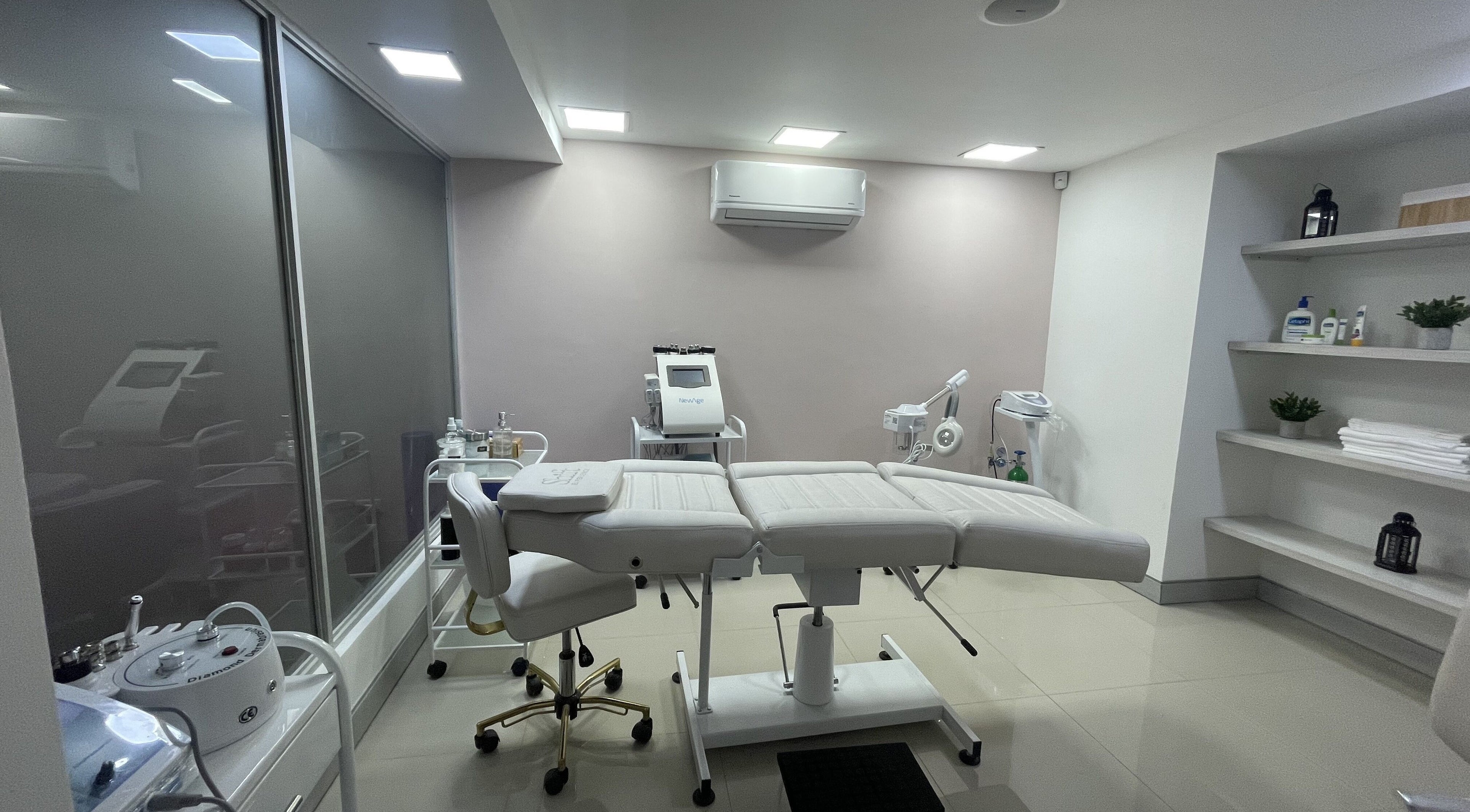 Sala de tratamientos estéticos en Shift Experience, Cali, Valle del Cauca, CO, con camilla y equipo moderno.