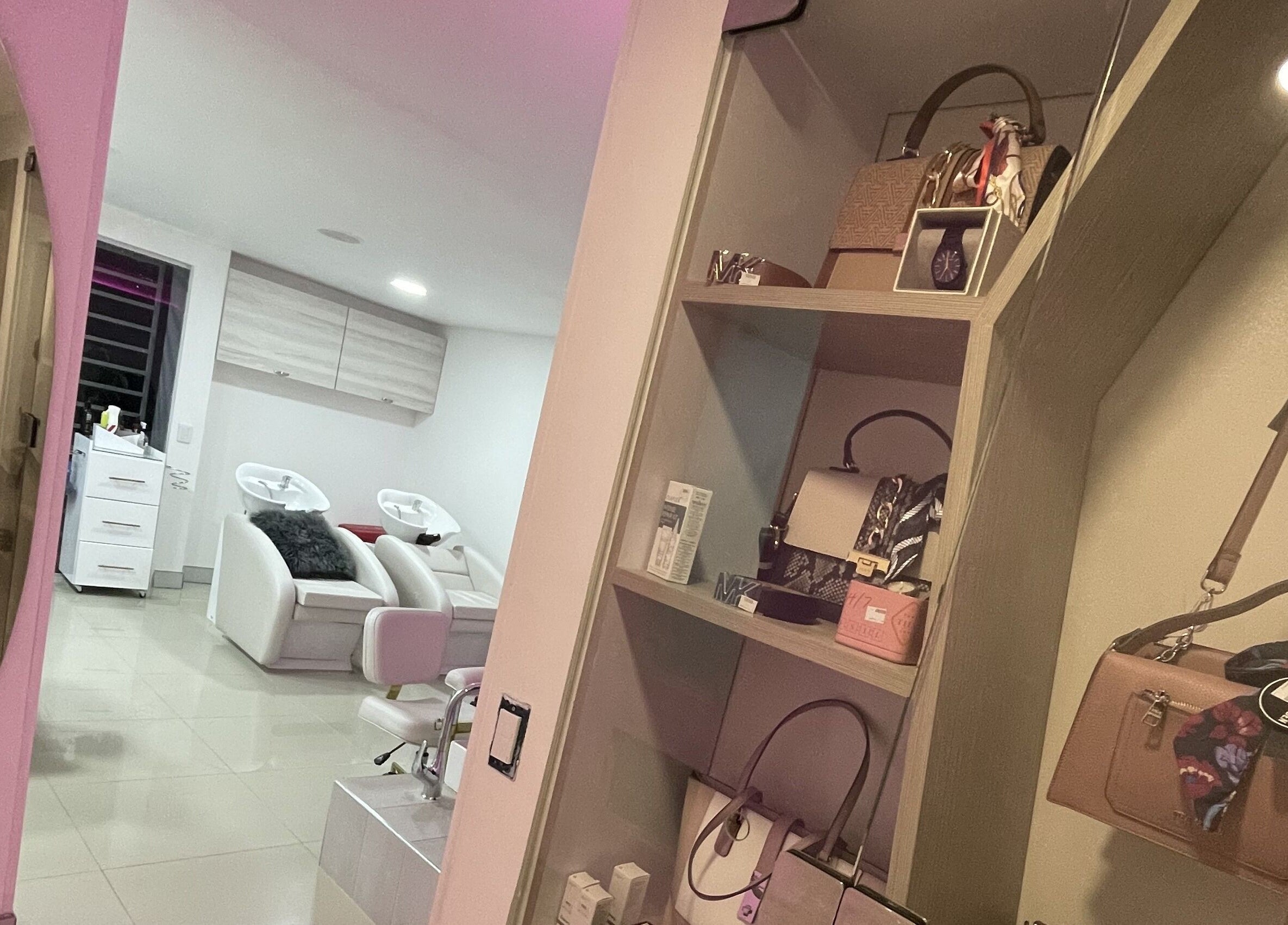 Interiores de lujo en Shift Experience, Cali, Valle del Cauca, CO. Salón con decoración moderna y estantería elegante.