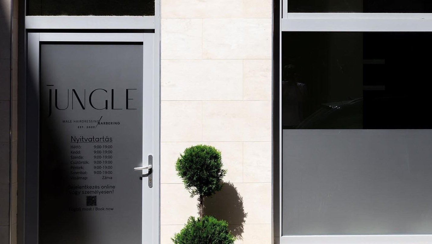 Jungle Pécs elegáns bejárata, Pécs, HU, minimalista dizájnnal és növényekkel.