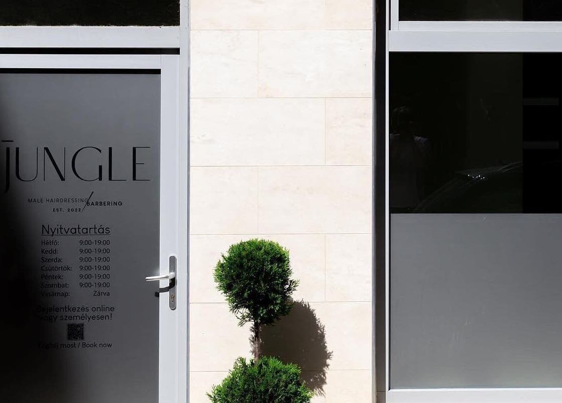 Jungle Pécs elegáns bejárata, Pécs, HU, minimalista dizájnnal és növényekkel.