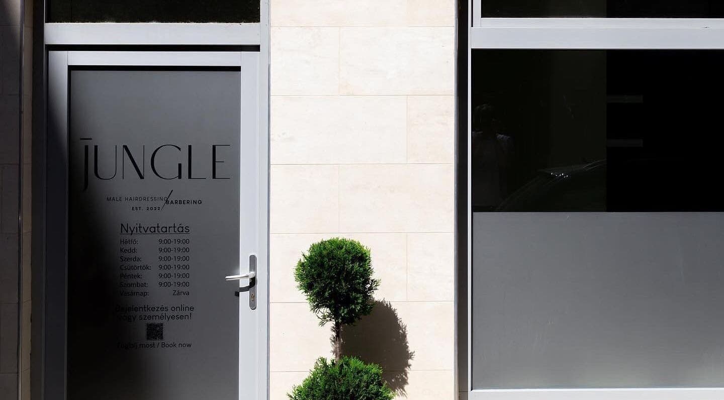 Jungle Pécs elegáns bejárata, Pécs, HU, minimalista dizájnnal és növényekkel.