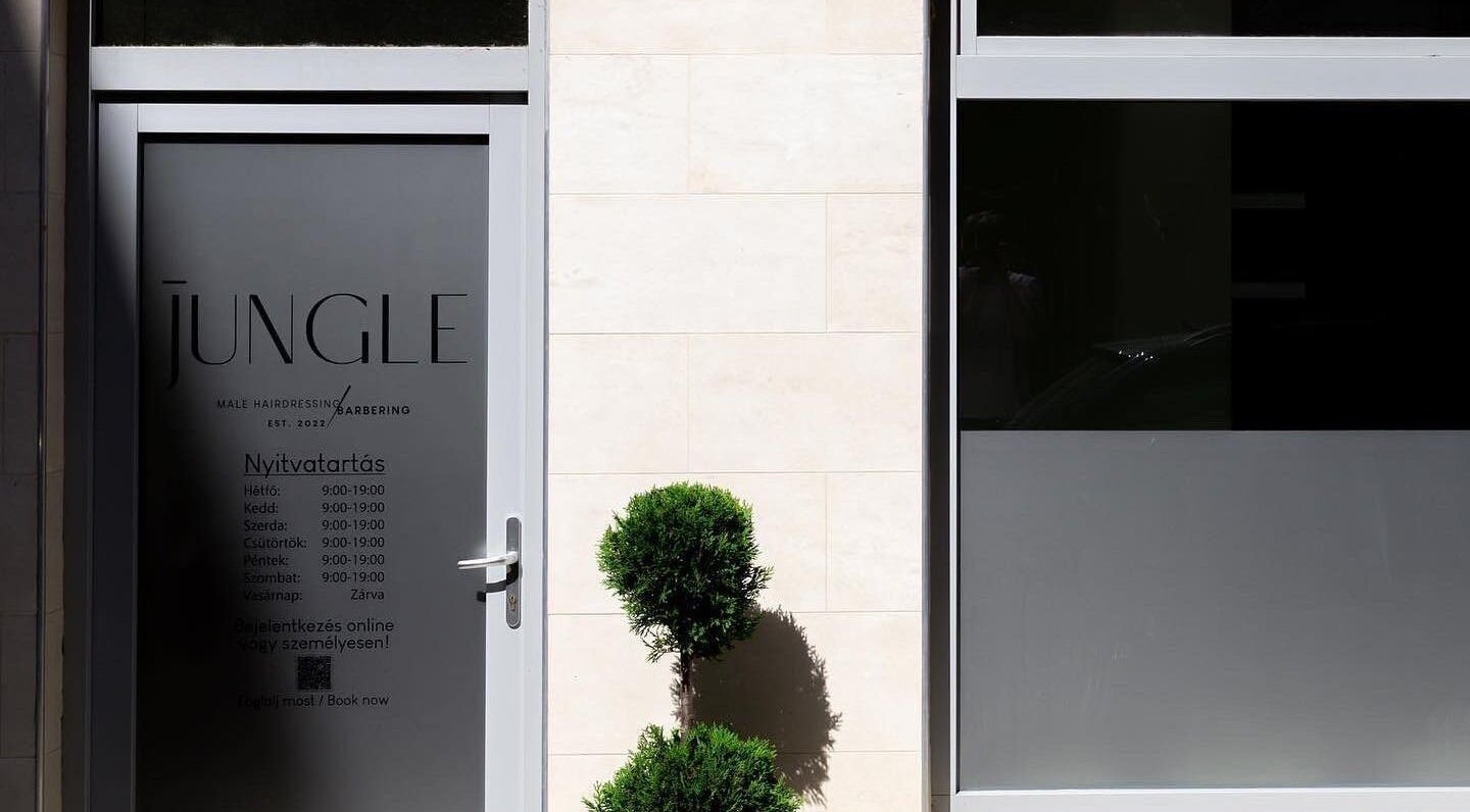 Jungle Pécs elegáns bejárata, Pécs, HU, minimalista dizájnnal és növényekkel.