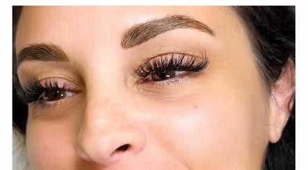 Renie Lashes and Brows kép 3