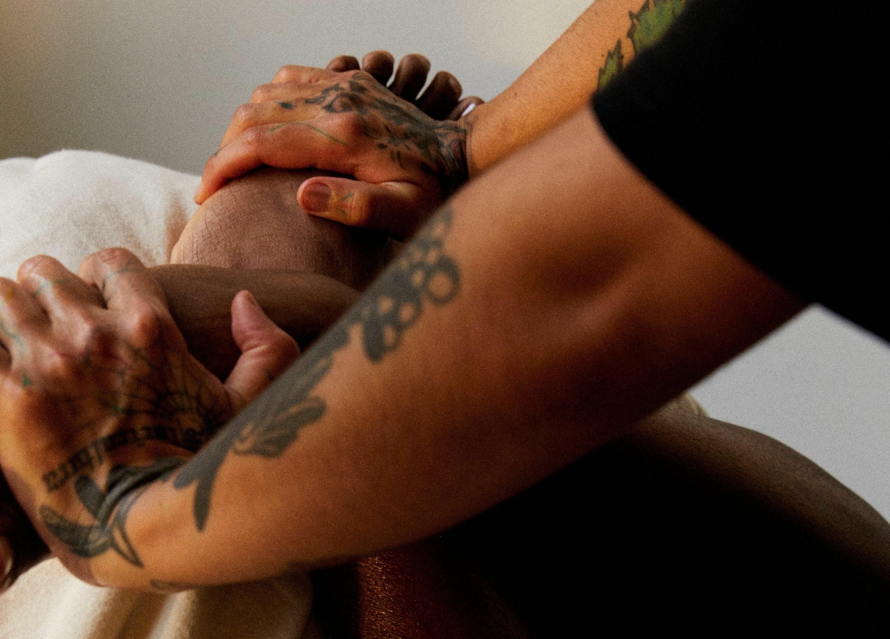 Therapist with tattoos providing a relaxing massage at Bodied, London, England, GB.