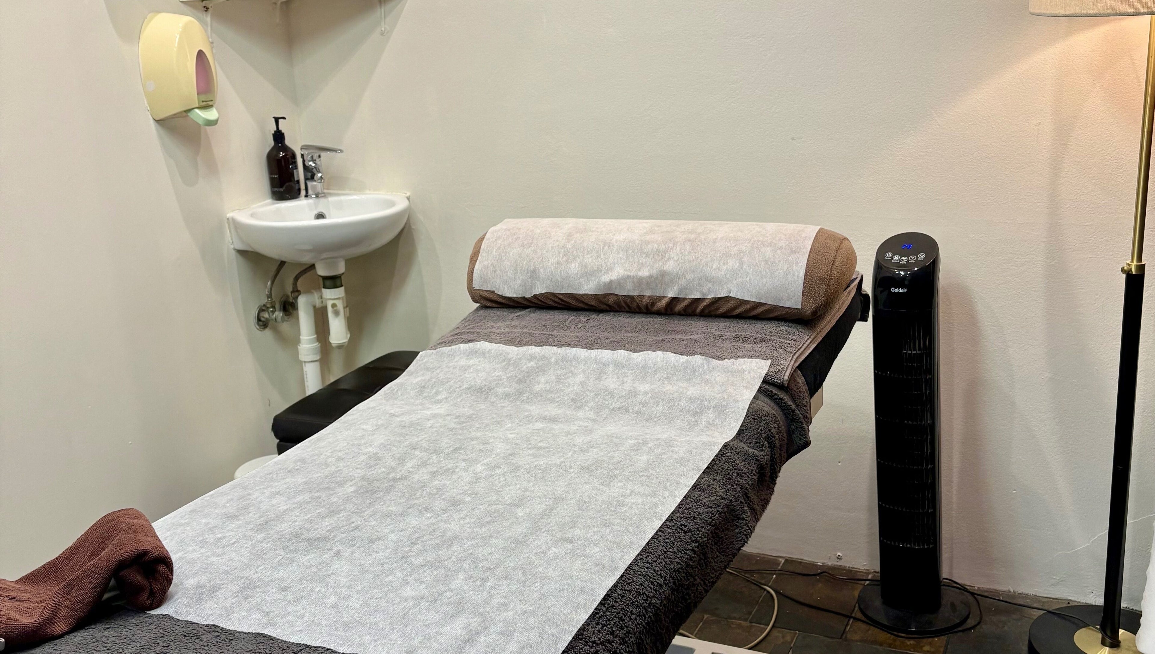 Relaxing treatment room at Smooth by Sophie, Milsons Point, NSW with a cozy massage table.